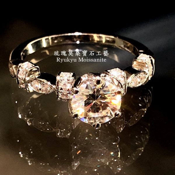 立體多拼1克拉 美國莫桑石,莫桑鑽,女戒,鑽戒,鑽石,求婚,時尚,百搭,情人節,聖誕節,訂婚,情侶戒,禮物,紀念,週年,耳釘,耳掛,耳線,手鍊,母親節,父親節,尾戒,天然珍珠,黃鑽,藍鑽