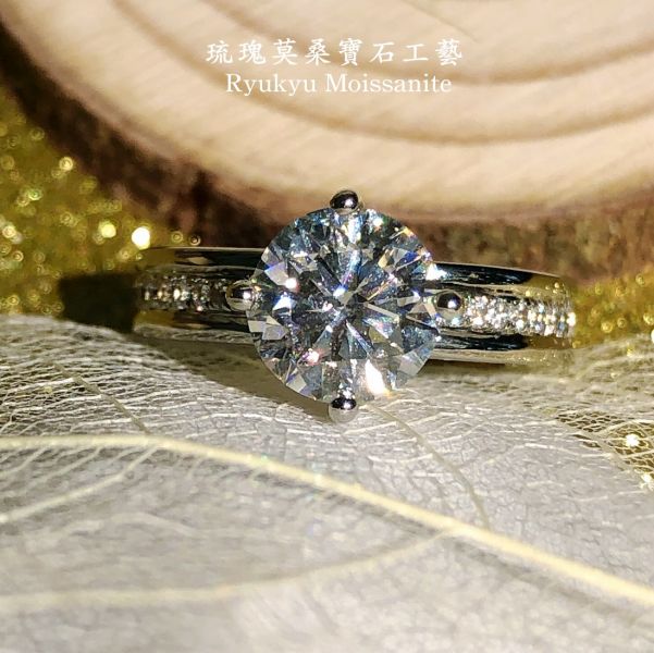 寬版四爪1.5克拉 美國莫桑石,莫桑鑽,女戒,鑽戒,鑽石,求婚,時尚,百搭,情人節,聖誕節,訂婚,情侶戒,禮物,紀念,週年,耳釘,耳掛,耳線,手鍊,母親節,父親節,尾戒,天然珍珠,黃鑽,藍鑽