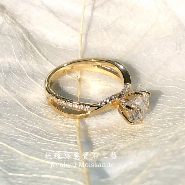 金黃色結婚對戒 美國莫桑石,莫桑鑽,女戒,鑽戒,鑽石,求婚,時尚,百搭,情人節,聖誕節,訂婚,情侶戒,禮物,紀念,週年,耳釘,耳掛,耳線,手鍊,母親節,父親節,尾戒,天然珍珠,黃鑽,藍鑽,客製珠寶,結婚戒指
