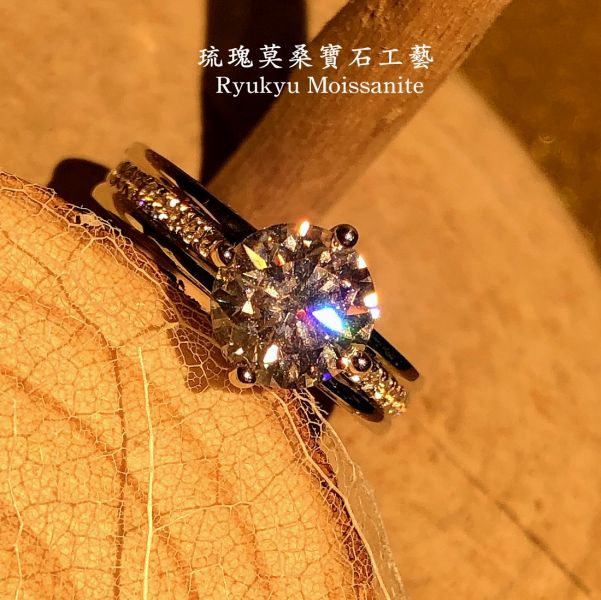 寬版四爪1.5克拉 美國莫桑石,莫桑鑽,女戒,鑽戒,鑽石,求婚,時尚,百搭,情人節,聖誕節,訂婚,情侶戒,禮物,紀念,週年,耳釘,耳掛,耳線,手鍊,母親節,父親節,尾戒,天然珍珠,黃鑽,藍鑽