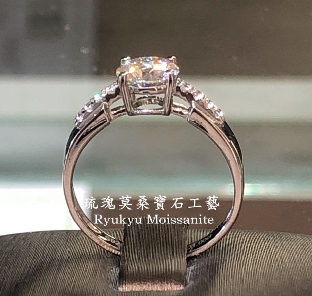 四爪碎八鑲 美國莫桑石,莫桑鑽,女戒,鑽戒,鑽石,求婚,時尚,百搭,情人節,聖誕節,訂婚,情侶戒,禮物,紀念,週年,耳釘,耳掛,耳線,手鍊,母親節,父親節,尾戒,天然珍珠,黃鑽,藍鑽
