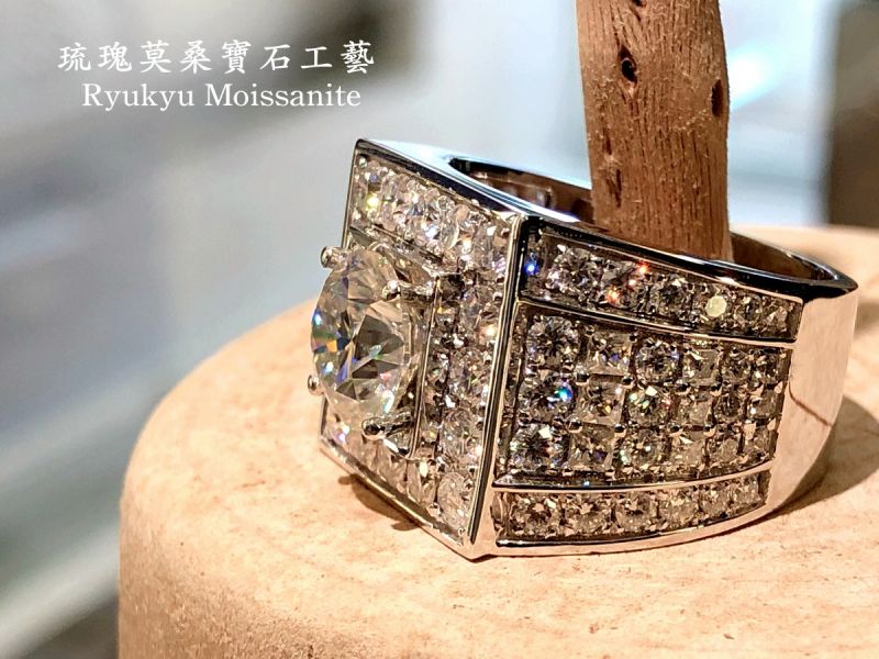 白金款2克拉天地方圓 美國莫桑石,莫桑鑽,女戒,鑽戒,鑽石,求婚,時尚,百搭,情人節,聖誕節,訂婚,情侶戒,禮物,紀

念,週年,耳釘,耳掛,耳線,手鍊,母親節,父親節,尾戒,天然珍珠,黃鑽,藍鑽,客製珠寶,結婚戒

指