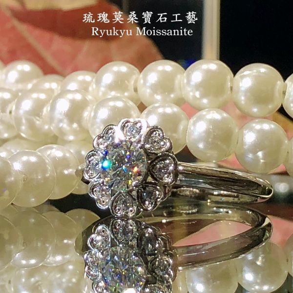 愛心花瓣小花朵 美國莫桑石,莫桑鑽,女戒,鑽戒,鑽石,求婚,時尚,百搭,情人節,聖誕節,訂婚,情侶戒,禮物,紀念,週年,耳釘,耳掛,耳線,手鍊,母親節,父親節,尾戒,天然珍珠,黃鑽,藍鑽
