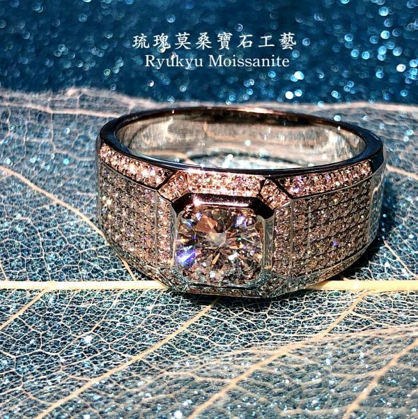 1克拉滿天星男戒 美國莫桑石,莫桑鑽,女戒,鑽戒,鑽石,求婚,時尚,百搭,情人節,聖誕節,訂婚,情侶戒,禮物,紀念,週年,耳釘,耳掛,耳線,手鍊,母親節,父親節,尾戒,天然珍珠,黃鑽,藍鑽,客製珠寶,結婚戒指