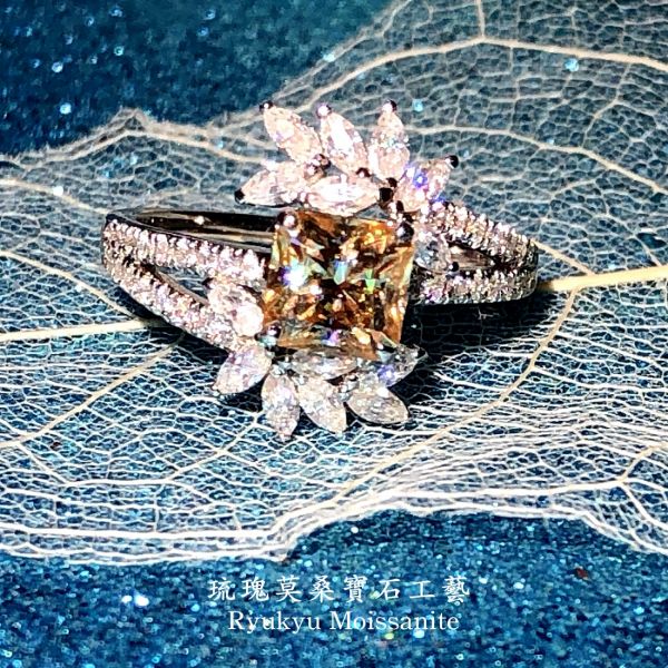 （黃鑽）1克拉方鑽女戒 美國莫桑石,莫桑鑽,女戒,鑽戒,鑽石,求婚,時尚,百搭,情人節,聖誕節,訂婚,情侶戒,禮物,紀念,週年,耳釘,耳掛,耳線,手鍊,母親節,父親節,尾戒,天然珍珠,黃鑽,藍鑽,客製珠寶,結婚戒指
