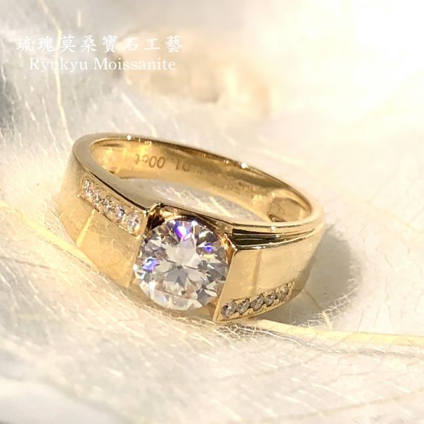 金黃色結婚對戒 美國莫桑石,莫桑鑽,女戒,鑽戒,鑽石,求婚,時尚,百搭,情人節,聖誕節,訂婚,情侶戒,禮物,紀念,週年,耳釘,耳掛,耳線,手鍊,母親節,父親節,尾戒,天然珍珠,黃鑽,藍鑽,客製珠寶,結婚戒指
