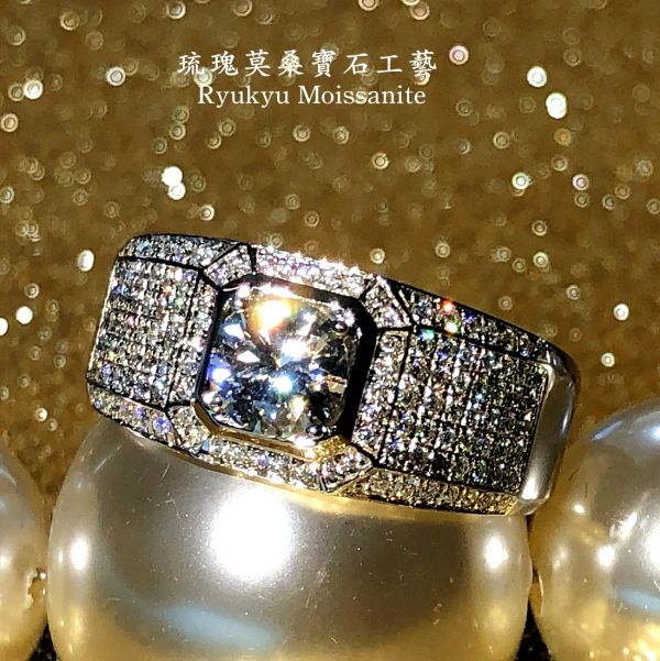 1克拉滿天星男戒 美國莫桑石,莫桑鑽,女戒,鑽戒,鑽石,求婚,時尚,百搭,情人節,聖誕節,訂婚,情侶戒,禮物,紀念,週年,耳釘,耳掛,耳線,手鍊,母親節,父親節,尾戒,天然珍珠,黃鑽,藍鑽,客製珠寶,結婚戒指