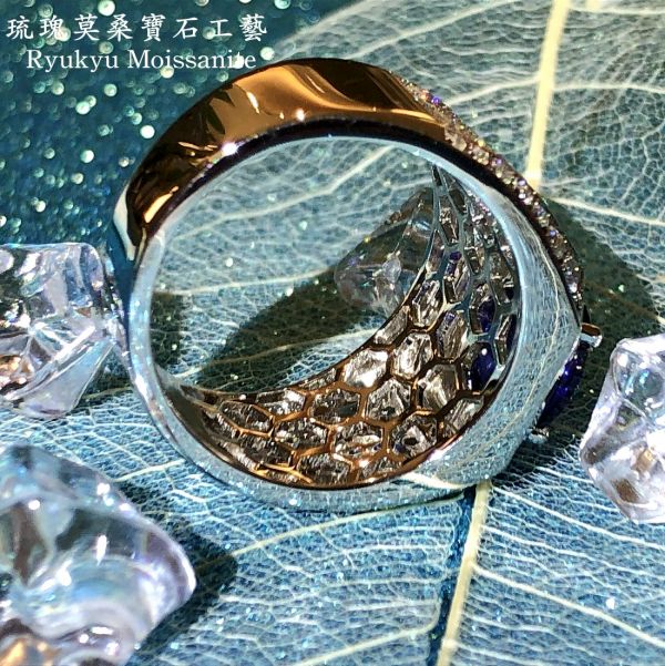 3克拉藍寶擁抱 美國莫桑石,莫桑鑽,女戒,鑽戒,鑽石,求婚,時尚,百搭,情人節,聖誕節,訂婚,情侶戒,禮物,紀念,週年,耳釘,耳掛,耳線,手鍊,母親節,父親節,尾戒,天然珍珠,黃鑽,藍鑽,客製珠寶,結婚戒指