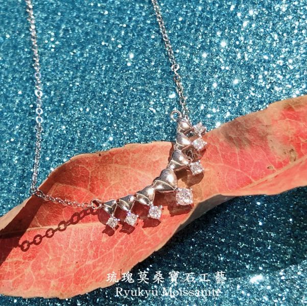 七星皇冠 美國莫桑石,莫桑鑽,女戒,鑽戒,鑽石,求婚,時尚,百搭,情人節,聖誕節,訂婚,情侶戒,禮物,紀念,週年,耳釘,耳掛,耳線,手鍊,母親節,父親節,尾戒,天然珍珠,黃鑽,藍鑽
