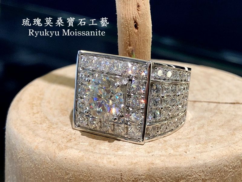 白金款2克拉天地方圓 美國莫桑石,莫桑鑽,女戒,鑽戒,鑽石,求婚,時尚,百搭,情人節,聖誕節,訂婚,情侶戒,禮物,紀

念,週年,耳釘,耳掛,耳線,手鍊,母親節,父親節,尾戒,天然珍珠,黃鑽,藍鑽,客製珠寶,結婚戒

指