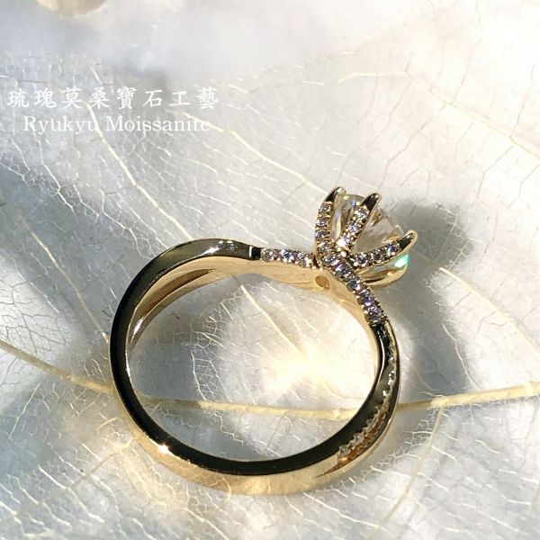 金黃色結婚對戒 美國莫桑石,莫桑鑽,女戒,鑽戒,鑽石,求婚,時尚,百搭,情人節,聖誕節,訂婚,情侶戒,禮物,紀念,週年,耳釘,耳掛,耳線,手鍊,母親節,父親節,尾戒,天然珍珠,黃鑽,藍鑽,客製珠寶,結婚戒指
