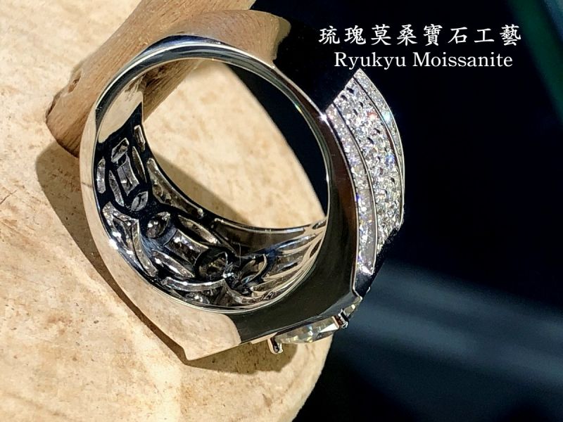 白金款2克拉天地方圓 美國莫桑石,莫桑鑽,女戒,鑽戒,鑽石,求婚,時尚,百搭,情人節,聖誕節,訂婚,情侶戒,禮物,紀

念,週年,耳釘,耳掛,耳線,手鍊,母親節,父親節,尾戒,天然珍珠,黃鑽,藍鑽,客製珠寶,結婚戒

指