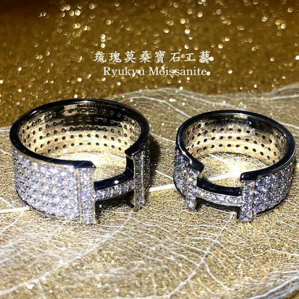 愛馬仕H同款 美國莫桑石,莫桑鑽,女戒,鑽戒,鑽石,求婚,時尚,百搭,情人節,聖誕節,訂婚,情侶戒,禮物,紀念,週年,耳釘,耳掛,耳線,手鍊,母親節,父親節,尾戒,天然珍珠,黃鑽,藍鑽,客製珠寶,結婚戒指
