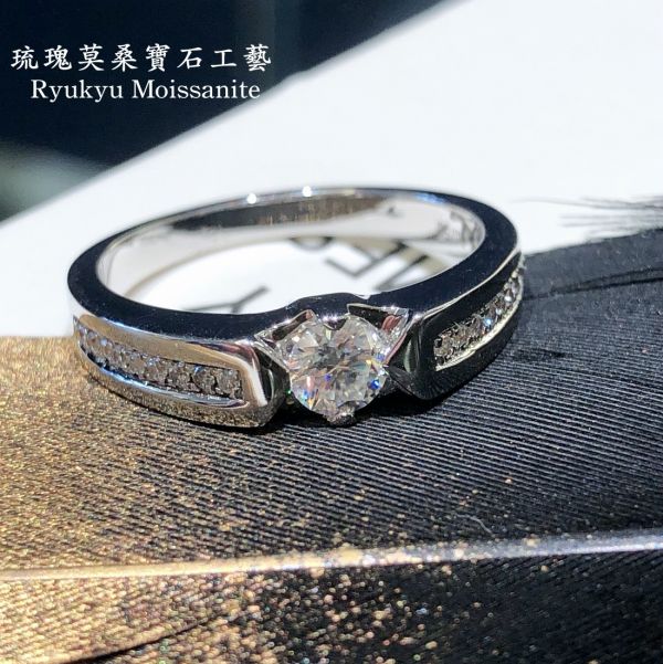 30分微鑲中性戒 美國莫桑石,莫桑鑽,女戒,鑽戒,鑽石,求婚,時尚,百搭,情人節,聖誕節,訂婚,情侶戒,禮物,紀念,週年,耳釘,耳掛,耳線,手鍊,母親節,父親節,尾戒,天然珍珠,黃鑽,藍鑽