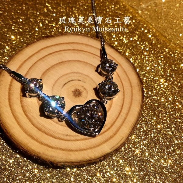 五連心項鍊 美國莫桑石,莫桑鑽,女戒,鑽戒,鑽石,求婚,時尚,百搭,情人節,聖誕節,訂婚,情侶戒,禮物,紀念,週年,耳釘,耳掛,耳線,手鍊,母親節,父親節,尾戒,天然珍珠,黃鑽,藍鑽
