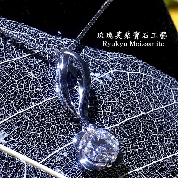 點睛品同款 美國莫桑石,莫桑鑽,女戒,鑽戒,鑽石,求婚,時尚,百搭,情人節,聖誕節,訂婚,情侶戒,禮物,紀念,週年,耳釘,耳掛,耳線,手鍊,母親節,父親節,尾戒,天然珍珠,黃鑽,藍鑽,客製珠寶,結婚戒指
