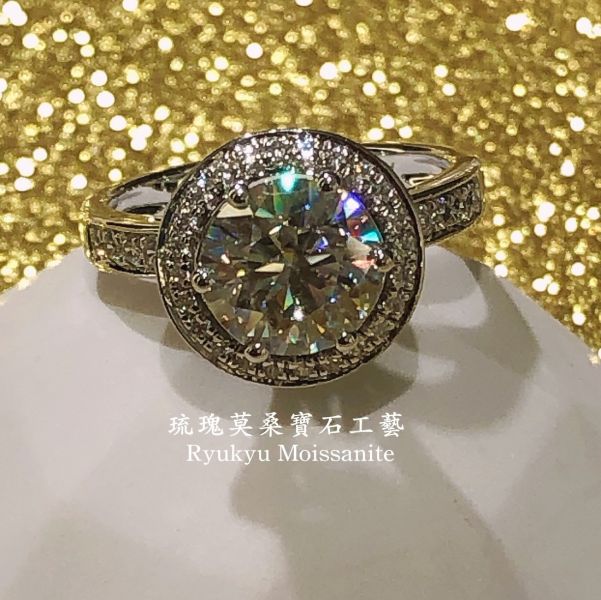 2克拉圈圓包 美國莫桑石,莫桑鑽,女戒,鑽戒,鑽石,求婚,時尚,百搭,情人節,聖誕節,訂婚,情侶戒,禮物,紀念,週年,耳釘,耳掛,耳線,手鍊,母親節,父親節,尾戒,天然珍珠,黃鑽,藍鑽

