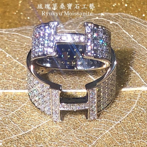 愛馬仕H同款 美國莫桑石,莫桑鑽,女戒,鑽戒,鑽石,求婚,時尚,百搭,情人節,聖誕節,訂婚,情侶戒,禮物,紀念,週年,耳釘,耳掛,耳線,手鍊,母親節,父親節,尾戒,天然珍珠,黃鑽,藍鑽,客製珠寶,結婚戒指
