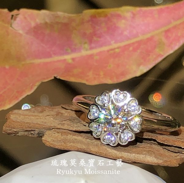 愛心花瓣小花朵 美國莫桑石,莫桑鑽,女戒,鑽戒,鑽石,求婚,時尚,百搭,情人節,聖誕節,訂婚,情侶戒,禮物,紀念,週年,耳釘,耳掛,耳線,手鍊,母親節,父親節,尾戒,天然珍珠,黃鑽,藍鑽
