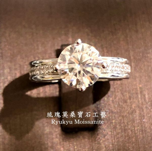 寬版四爪1.5克拉 美國莫桑石,莫桑鑽,女戒,鑽戒,鑽石,求婚,時尚,百搭,情人節,聖誕節,訂婚,情侶戒,禮物,紀念,週年,耳釘,耳掛,耳線,手鍊,母親節,父親節,尾戒,天然珍珠,黃鑽,藍鑽