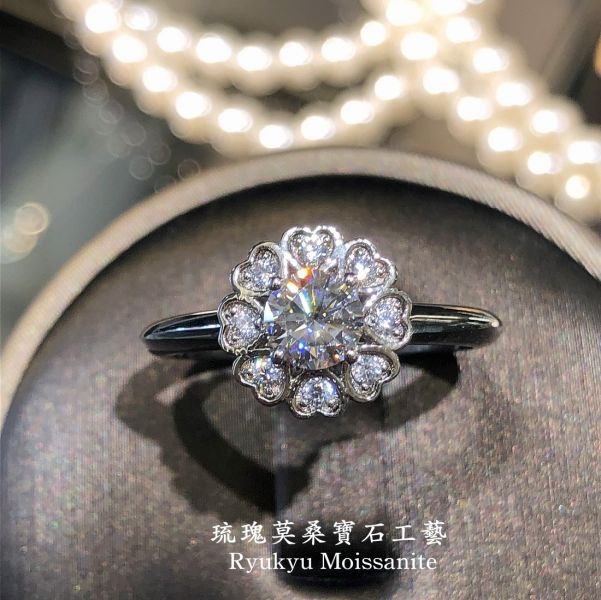愛心花瓣小花朵 美國莫桑石,莫桑鑽,女戒,鑽戒,鑽石,求婚,時尚,百搭,情人節,聖誕節,訂婚,情侶戒,禮物,紀念,週年,耳釘,耳掛,耳線,手鍊,母親節,父親節,尾戒,天然珍珠,黃鑽,藍鑽
