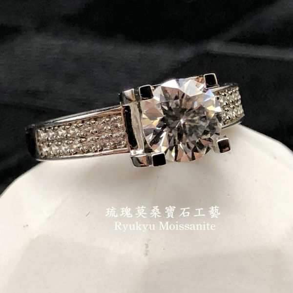 寬版牛角女戒 美國莫桑石,莫桑鑽,女戒,鑽戒,鑽石,求婚,時尚,百搭,情人節,聖誕節,訂婚,情侶戒,禮物,紀念,週年,耳釘,耳掛,耳線,手鍊,母親節,父親節,尾戒,天然珍珠,黃鑽,藍鑽
