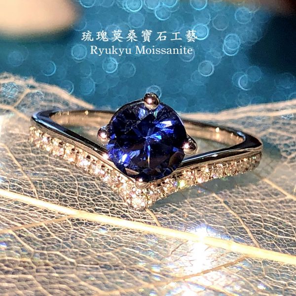 藍寶愛相隨 美國莫桑石,莫桑鑽,女戒,鑽戒,鑽石,求婚,時尚,百搭,情人節,聖誕節,訂婚,情侶戒,禮物,紀念,週年,耳釘,耳掛,耳線,手鍊,母親節,父親節,尾戒,天然珍珠,黃鑽,藍鑽,客製珠寶,結婚戒指
