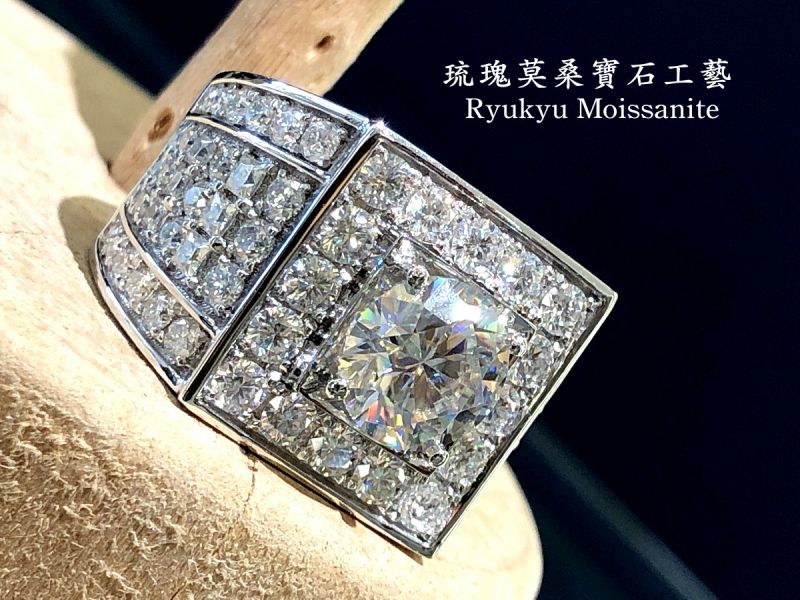 白金款2克拉天地方圓 美國莫桑石,莫桑鑽,女戒,鑽戒,鑽石,求婚,時尚,百搭,情人節,聖誕節,訂婚,情侶戒,禮物,紀

念,週年,耳釘,耳掛,耳線,手鍊,母親節,父親節,尾戒,天然珍珠,黃鑽,藍鑽,客製珠寶,結婚戒

指