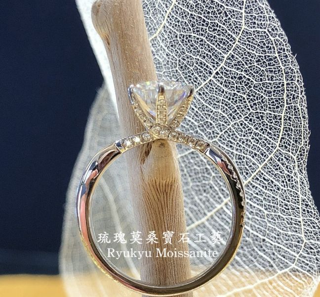 雙槓交叉微鑲 美國莫桑石,莫桑鑽,女戒,鑽戒,鑽石,求婚,時尚,百搭,情人節,聖誕節,訂婚,情侶戒,禮物,紀念,週年,耳釘,耳掛,耳線,手鍊,母親節,父親節,尾戒,天然珍珠,黃鑽,藍鑽

