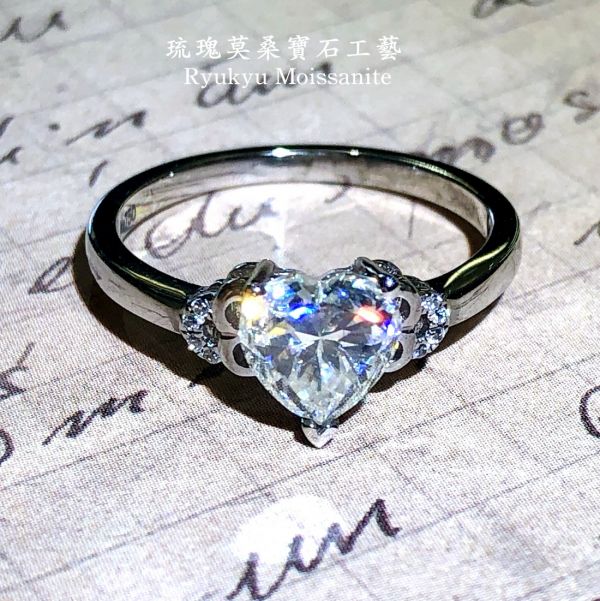愛心輕微鑲 美國莫桑石,莫桑鑽,女戒,鑽戒,鑽石,求婚,時尚,百搭,情人節,聖誕節,訂婚,情侶戒,禮物,紀念,週年,耳釘,耳掛,耳線,手鍊,母親節,父親節,尾戒,天然珍珠,黃鑽,藍鑽
