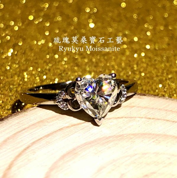 愛心輕微鑲 美國莫桑石,莫桑鑽,女戒,鑽戒,鑽石,求婚,時尚,百搭,情人節,聖誕節,訂婚,情侶戒,禮物,紀念,週年,耳釘,耳掛,耳線,手鍊,母親節,父親節,尾戒,天然珍珠,黃鑽,藍鑽
