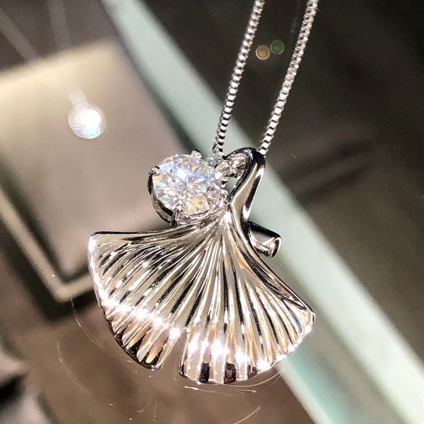 鑽石銀杏吊墜 美國莫桑石,莫桑鑽,女戒,鑽戒,鑽石,求婚,時尚,百搭,情人節,聖誕節,訂婚,情侶戒,禮物,紀念,週年,耳釘,耳掛,耳線,手鍊,母親節,父親節,尾戒,天然珍珠,黃鑽,藍鑽,客製珠寶,結婚戒指