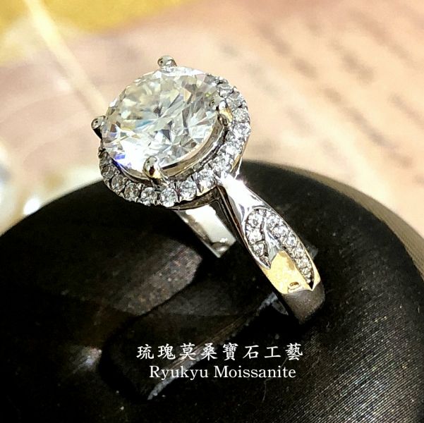 鳳尾單圈圓包3克拉 美國莫桑石,莫桑鑽,女戒,鑽戒,鑽石,求婚,時尚,百搭,情人節,聖誕節,訂婚,情侶戒,禮物,紀念,週年,耳釘,耳掛,耳線,手鍊,母親節,父親節,尾戒,天然珍珠,黃鑽,藍鑽
