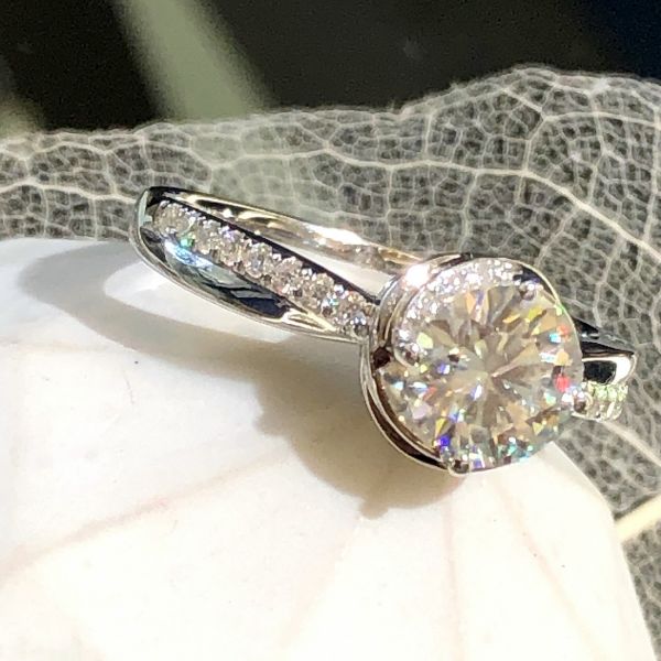 雅客製女戒 美國莫桑石,莫桑鑽,女戒,鑽戒,鑽石,求婚,時尚,百搭,情人節,聖誕節,訂婚,情侶戒,禮物,紀念,週年,耳釘,耳掛,耳線,手鍊,母親節,父親節,尾戒,天然珍珠,黃鑽,藍鑽,客製珠寶,結婚戒指
