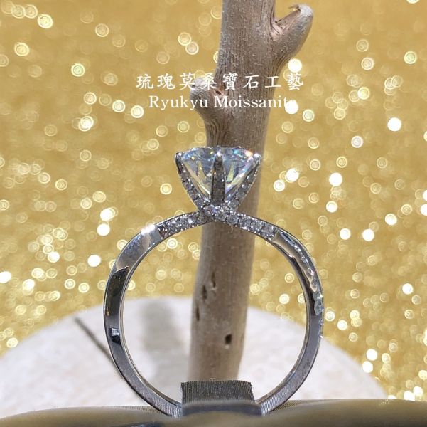 雙槓交叉微鑲 美國莫桑石,莫桑鑽,女戒,鑽戒,鑽石,求婚,時尚,百搭,情人節,聖誕節,訂婚,情侶戒,禮物,紀念,週年,耳釘,耳掛,耳線,手鍊,母親節,父親節,尾戒,天然珍珠,黃鑽,藍鑽
