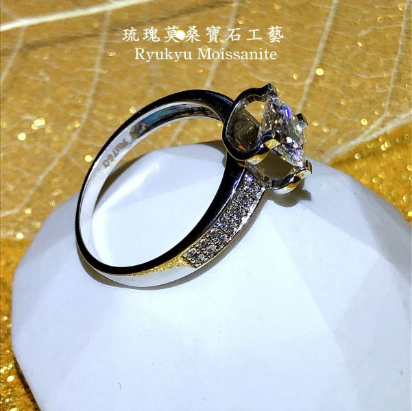 寬版牛角女戒 美國莫桑石,莫桑鑽,女戒,鑽戒,鑽石,求婚,時尚,百搭,情人節,聖誕節,訂婚,情侶戒,禮物,紀念,週年,耳釘,耳掛,耳線,手鍊,母親節,父親節,尾戒,天然珍珠,黃鑽,藍鑽
