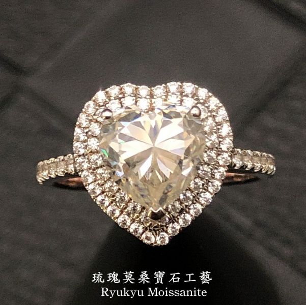 愛心雙圓包 美國莫桑石,莫桑鑽,女戒,鑽戒,鑽石,求婚,時尚,百搭,情人節,聖誕節,訂婚,情侶戒,禮物,紀念,週年,耳釘,耳掛,耳線,手鍊,母親節,父親節,尾戒,天然珍珠,黃鑽,藍鑽