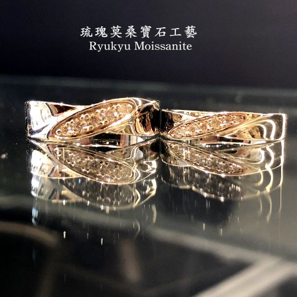 情侶婚戒對戒一對 美國莫桑石,莫桑鑽,女戒,鑽戒,鑽石,求婚,時尚,百搭,情人節,聖誕節,訂婚,情侶戒,禮物,紀念,週年,耳釘,耳掛,耳線,手鍊,母親節,父親節,尾戒,天然珍珠,黃鑽,藍鑽,客製珠寶,結婚戒指