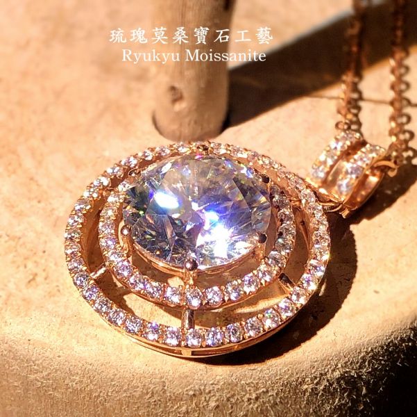 3克拉滿月吊墜 美國莫桑石,莫桑鑽,女戒,鑽戒,鑽石,求婚,時尚,百搭,情人節,聖誕節,訂婚,情侶戒,禮物,紀念,週年,耳釘,耳掛,耳線,手鍊,母親節,父親節,尾戒,天然珍珠,黃鑽,藍鑽,客製珠寶,結婚戒指