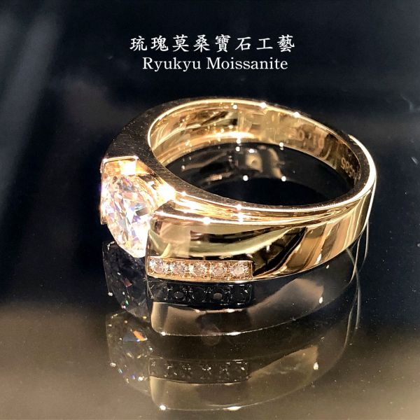 金黃色結婚對戒 美國莫桑石,莫桑鑽,女戒,鑽戒,鑽石,求婚,時尚,百搭,情人節,聖誕節,訂婚,情侶戒,禮物,紀念,週年,耳釘,耳掛,耳線,手鍊,母親節,父親節,尾戒,天然珍珠,黃鑽,藍鑽,客製珠寶,結婚戒指
