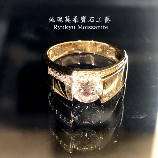 金黃色結婚對戒 美國莫桑石,莫桑鑽,女戒,鑽戒,鑽石,求婚,時尚,百搭,情人節,聖誕節,訂婚,情侶戒,禮物,紀念,週年,耳釘,耳掛,耳線,手鍊,母親節,父親節,尾戒,天然珍珠,黃鑽,藍鑽,客製珠寶,結婚戒指
