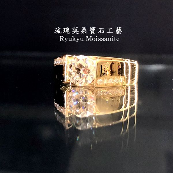 金黃色結婚對戒 美國莫桑石,莫桑鑽,女戒,鑽戒,鑽石,求婚,時尚,百搭,情人節,聖誕節,訂婚,情侶戒,禮物,紀念,週年,耳釘,耳掛,耳線,手鍊,母親節,父親節,尾戒,天然珍珠,黃鑽,藍鑽,客製珠寶,結婚戒指
