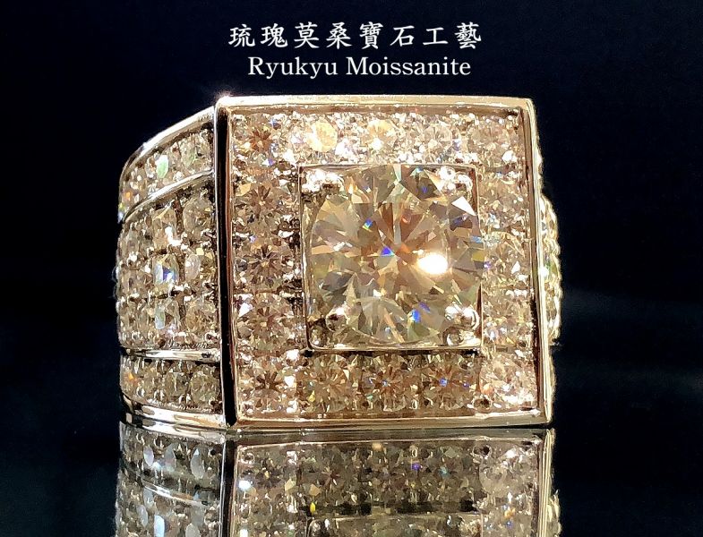 白金款2克拉天地方圓 美國莫桑石,莫桑鑽,女戒,鑽戒,鑽石,求婚,時尚,百搭,情人節,聖誕節,訂婚,情侶戒,禮物,紀

念,週年,耳釘,耳掛,耳線,手鍊,母親節,父親節,尾戒,天然珍珠,黃鑽,藍鑽,客製珠寶,結婚戒

指