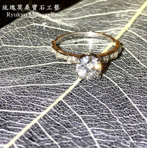 1克拉蛇骨女戒 美國莫桑石,莫桑鑽,女戒,鑽戒,鑽石,求婚,時尚,百搭,情人節,聖誕節,訂婚,情侶戒,禮物,紀念,週年,耳釘,耳掛,耳線,手鍊,母親節,父親節,尾戒,天然珍珠,黃鑽,藍鑽,客製珠寶,結婚戒指
