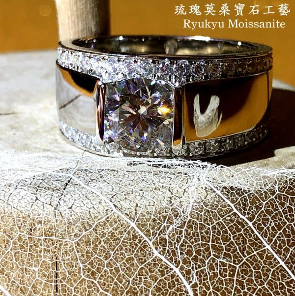1.5克拉鏡面圓寬版男戒 美國莫桑石,莫桑鑽,女戒,鑽戒,鑽石,求婚,時尚,百搭,情人節,聖誕節,訂婚,情侶戒,禮物,紀念,週年,耳釘,耳掛,耳線,手鍊,母親節,父親節,尾戒,天然珍珠,黃鑽,藍鑽,客製珠寶,結婚戒指