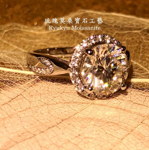 鳳尾單圈圓包3克拉 美國莫桑石,莫桑鑽,女戒,鑽戒,鑽石,求婚,時尚,百搭,情人節,聖誕節,訂婚,情侶戒,禮物,紀念,週年,耳釘,耳掛,耳線,手鍊,母親節,父親節,尾戒,天然珍珠,黃鑽,藍鑽

