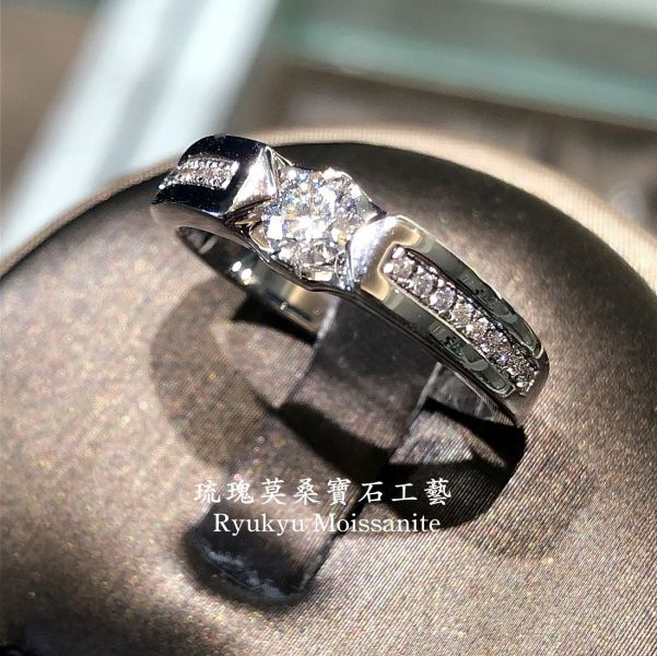 30分微鑲中性戒 美國莫桑石,莫桑鑽,女戒,鑽戒,鑽石,求婚,時尚,百搭,情人節,聖誕節,訂婚,情侶戒,禮物,紀念,週年,耳釘,耳掛,耳線,手鍊,母親節,父親節,尾戒,天然珍珠,黃鑽,藍鑽