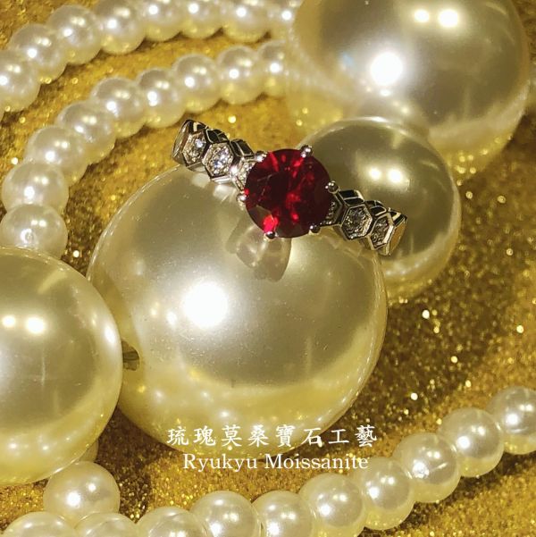 紅/藍寶蜂巢女戒 美國莫桑石,莫桑鑽,女戒,鑽戒,鑽石,求婚,時尚,百搭,情人節,聖誕節,訂婚,情侶戒,禮物,紀念,週年,耳釘,耳掛,耳線,手鍊,母親節,父親節,尾戒,天然珍珠,黃鑽,藍鑽
