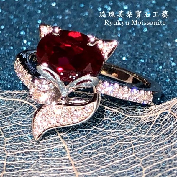 琉瑰紅藍狐寶(女戒） 美國莫桑石,莫桑鑽,女戒,鑽戒,鑽石,求婚,時尚,百搭,情人節,聖誕節,訂婚,情侶戒,禮物,紀念,週年,耳釘,耳掛,耳線,手鍊,母親節,父親節,尾戒,天然珍珠,黃鑽,藍鑽,客製珠寶,結婚戒指
