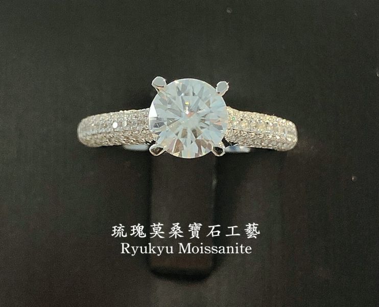 愛的緊箍咒 美國莫桑石,莫桑鑽,女戒,鑽戒,鑽石,求婚,時尚,百搭,情人節,聖誕節,訂婚,情侶戒,禮物,紀念,週年,耳釘,耳掛,耳線,手鍊,母親節,父親節,尾戒,天然珍珠,黃鑽,藍鑽